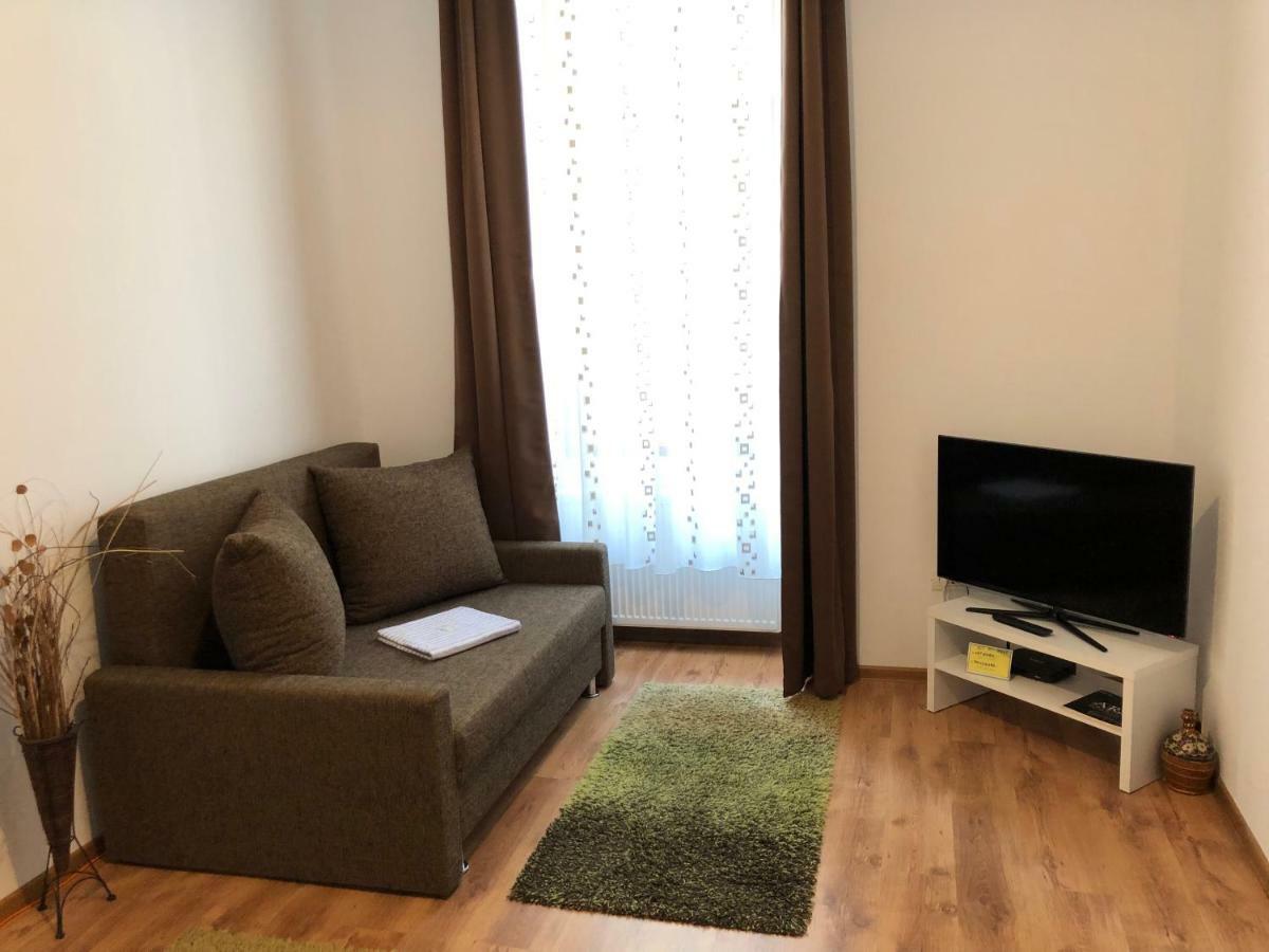 Poppys Apartment Arad Exteriér fotografie